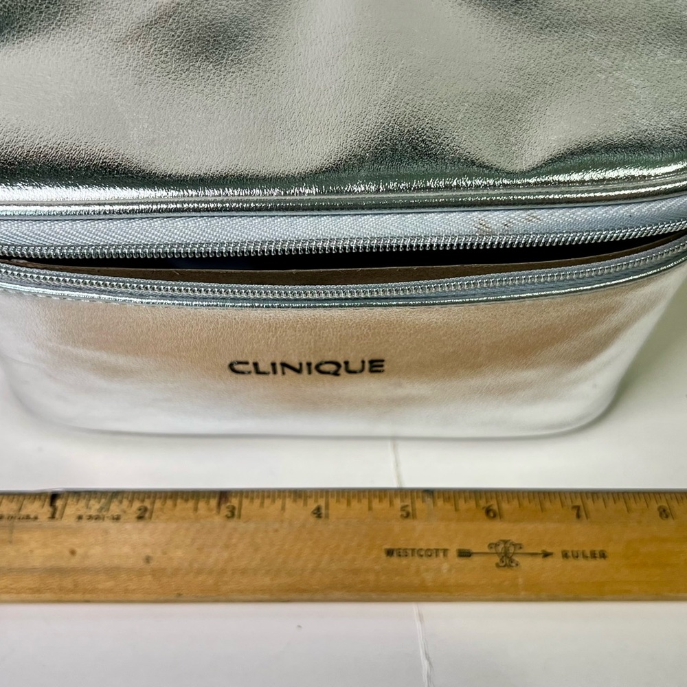 Clinique Skincare 3 pc Set + Cosmetic Bag. Full size items. Retail $113 - Picture 8 of 10